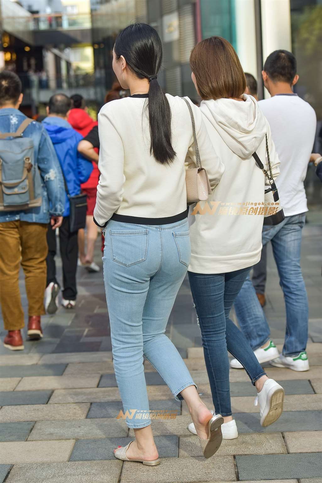 图片[2]-靓丽浅蓝仔裤气质美妇-流行馆
