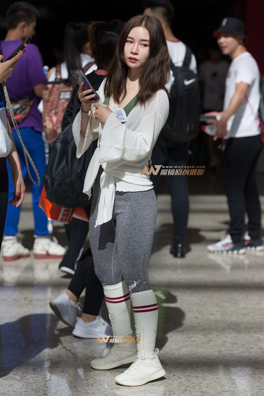 【浅蓝色赛帖】眼神有点忧郁-街拍流行馆