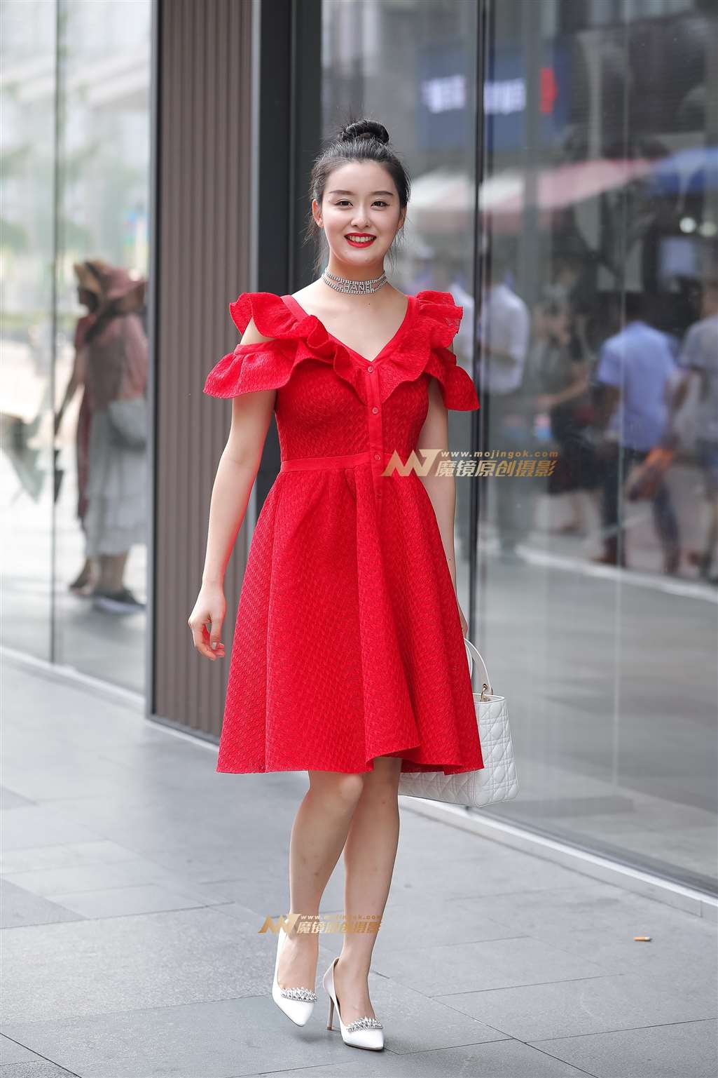 【凯恩赛帖】超甜美女孩 一看就知道很有福气-街拍流行馆