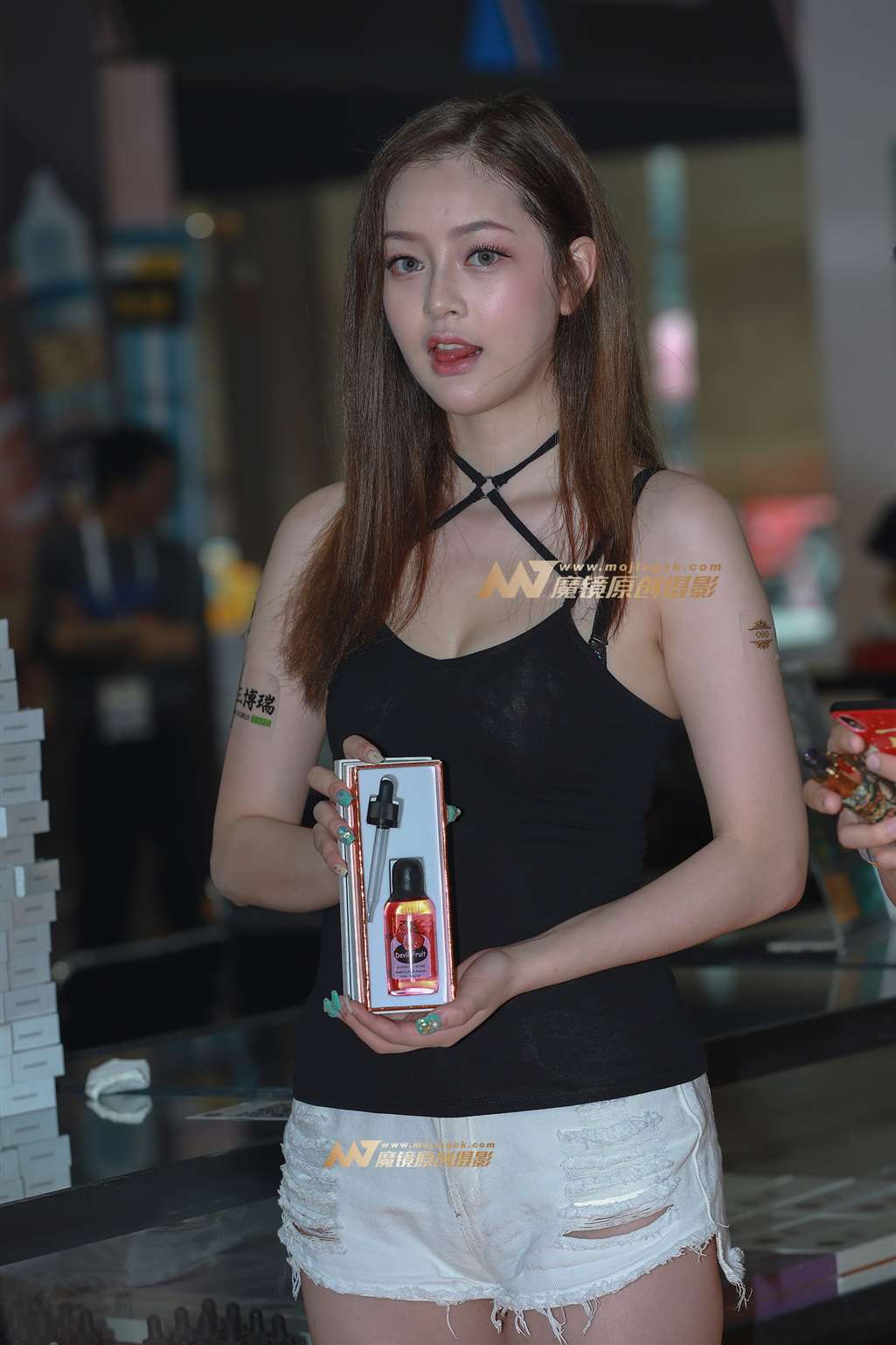 【视觉冲击赛贴】舌尖上的诱惑，大长腿美女-街拍流行馆