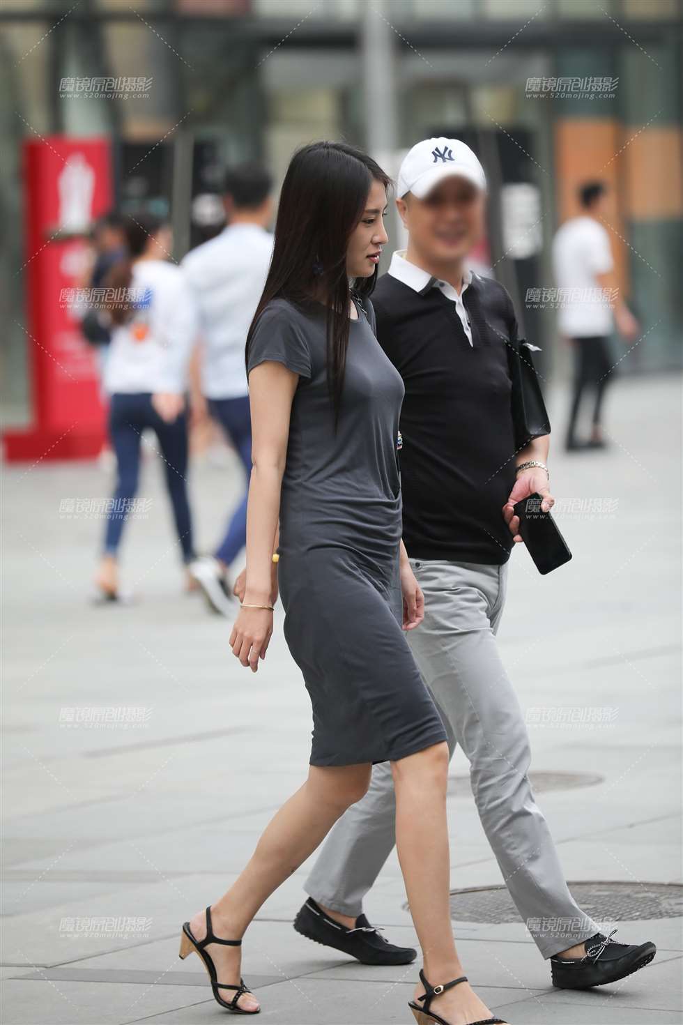 图片[1]-成熟有气场的女人味-街拍流行馆