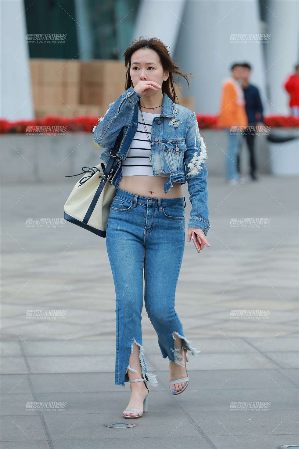 图片[5]-露腰，紧牛喇叭裤小姐姐-街拍流行馆