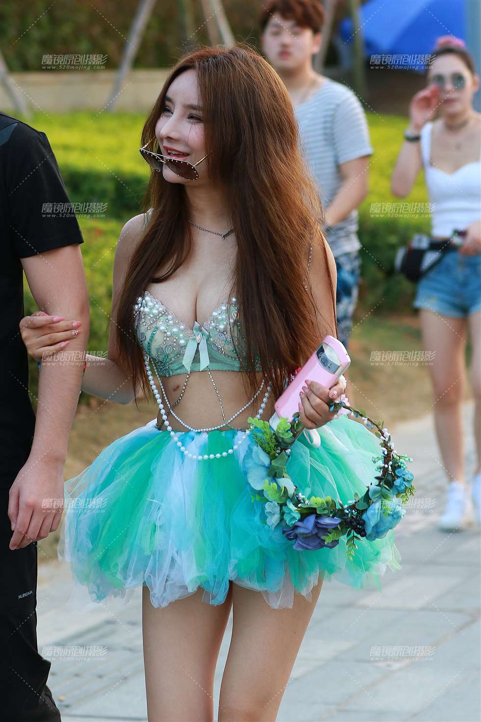 图片[1]-直接穿文胸出门的女友-街拍流行馆