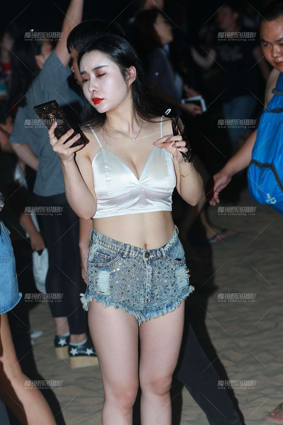 图片[3]-低胸背心，热裤白皙美眉-街拍流行馆
