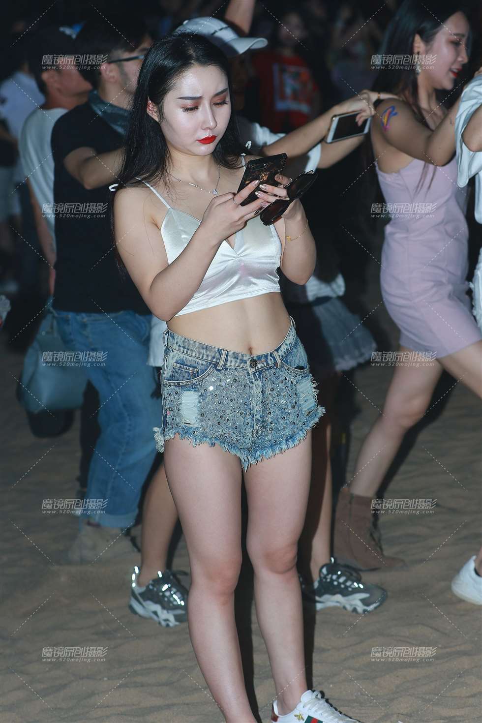 图片[4]-低胸背心，热裤白皙美眉-街拍流行馆