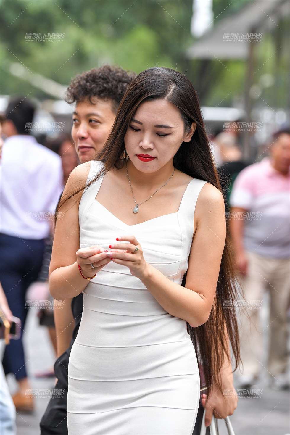 图片[3]-白色包臀裙长发美女-街拍流行馆