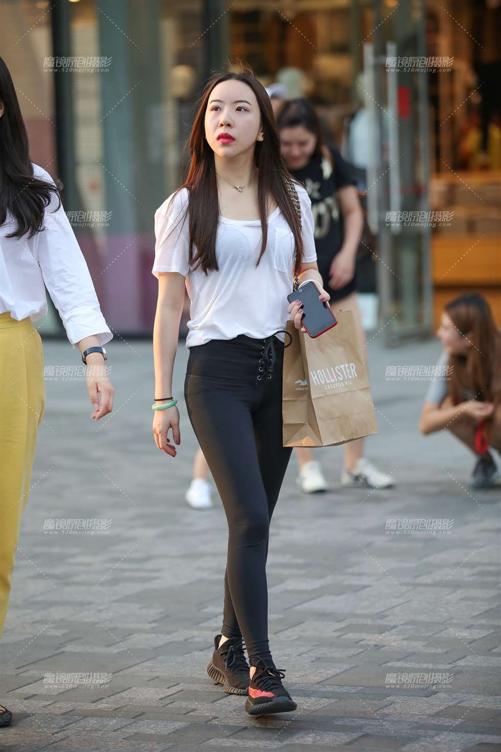 图片[1]-紧身裤大眼小妹-街拍流行馆