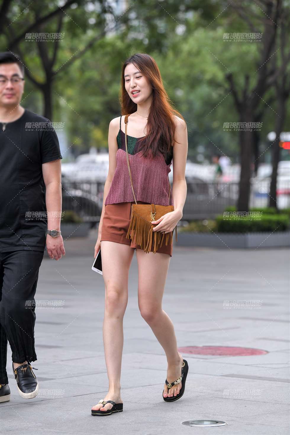 图片[1]-拖鞋大长腿美女！-街拍流行馆