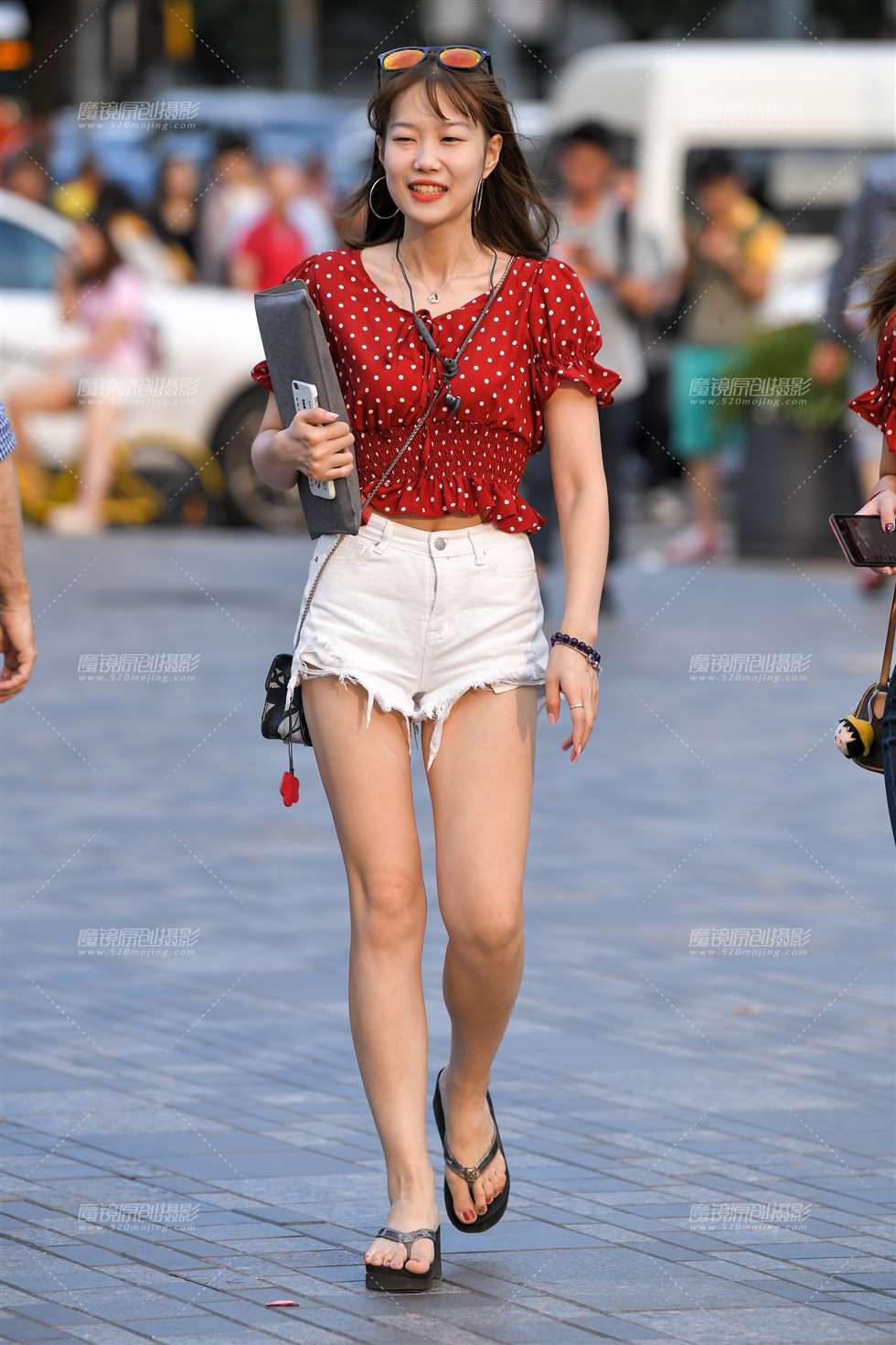 图片[1]-白色热裤女士-街拍流行馆