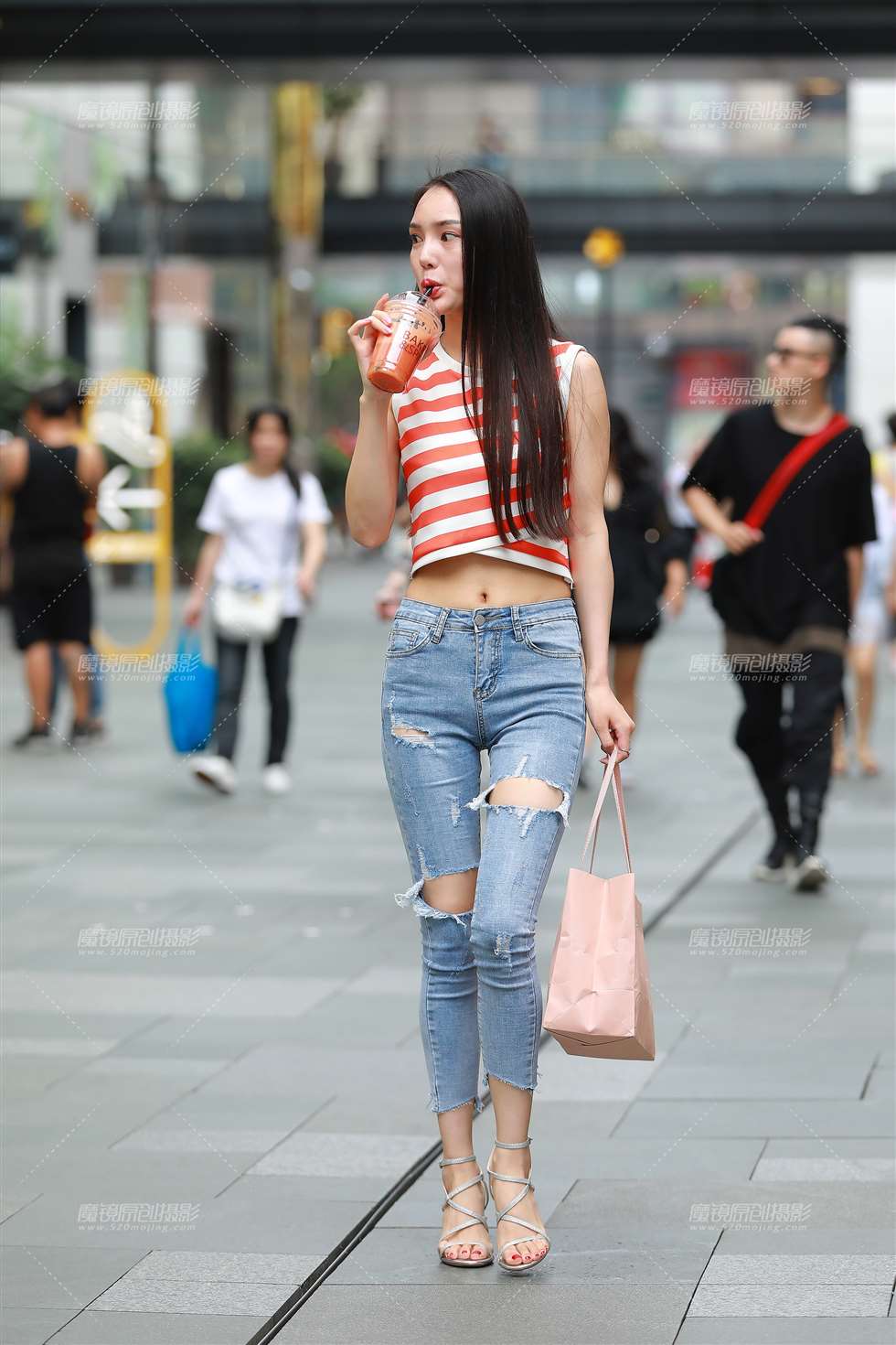 图片[1]-短装，小蛮腰，紧牛高跟美女-街拍流行馆