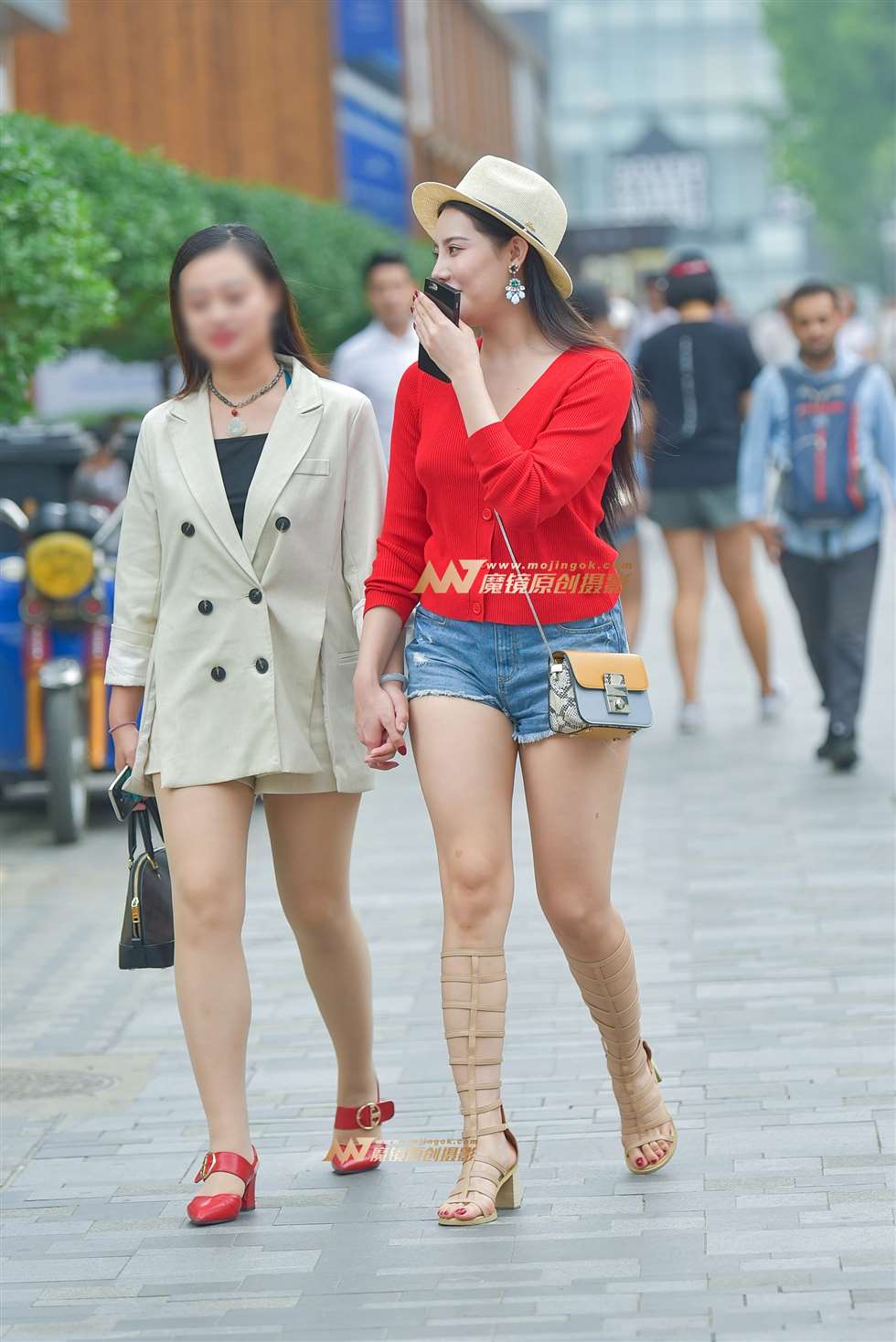 图片[3]-甜美时尚热裤罗马靴美女-街拍流行馆
