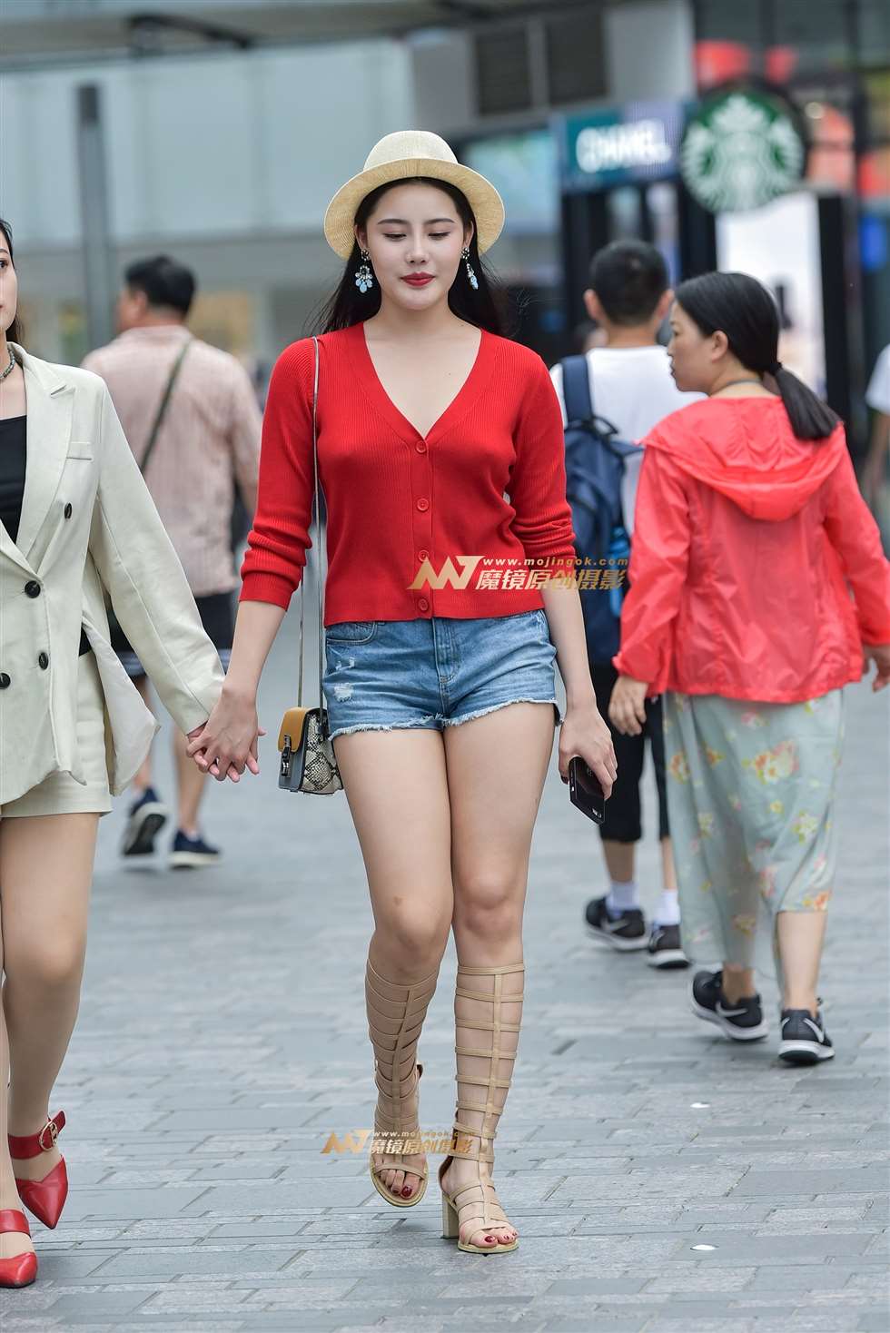 图片[1]-甜美时尚热裤罗马靴美女-街拍流行馆