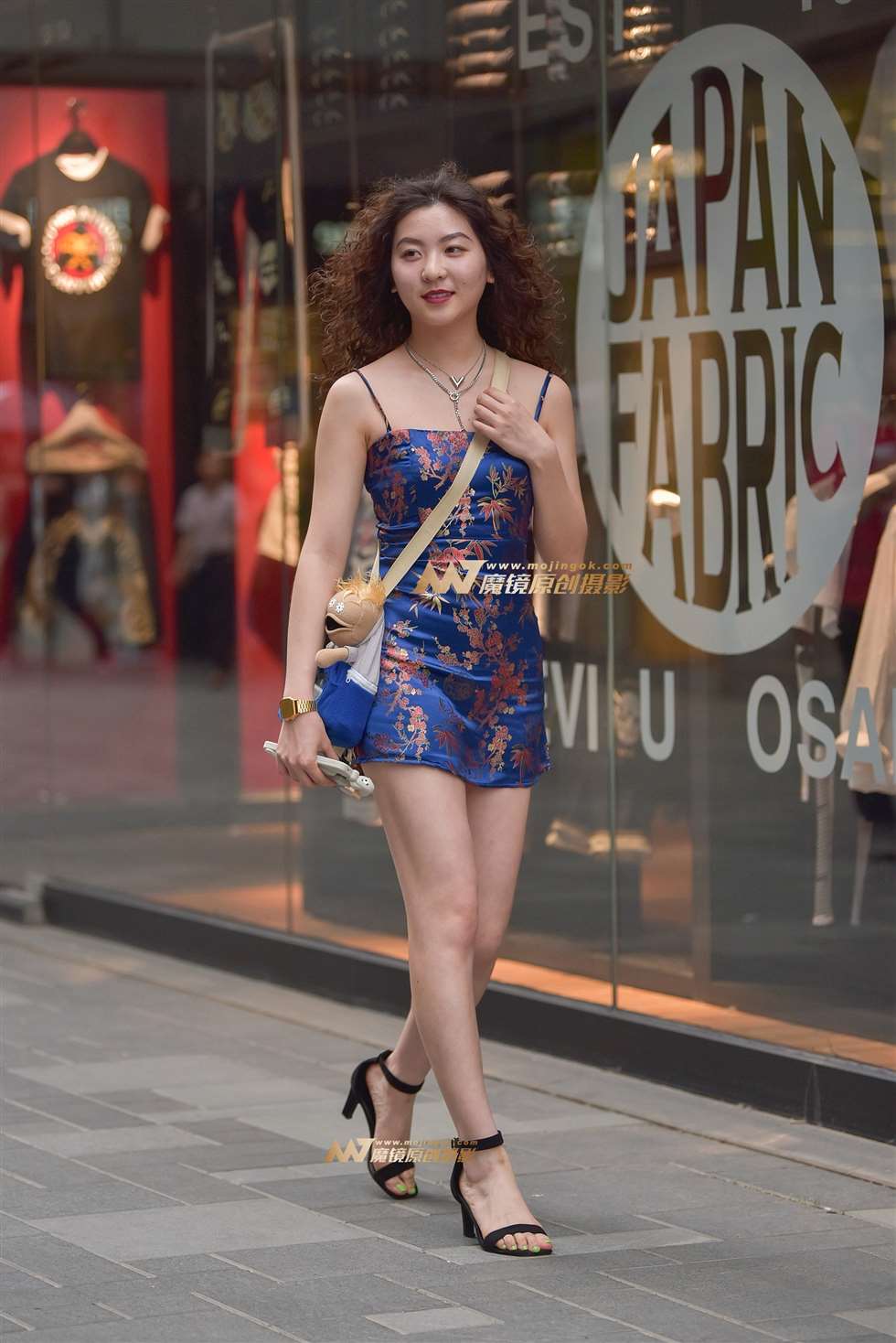 图片[5]-性感长腿吊带短裙美女-街拍流行馆