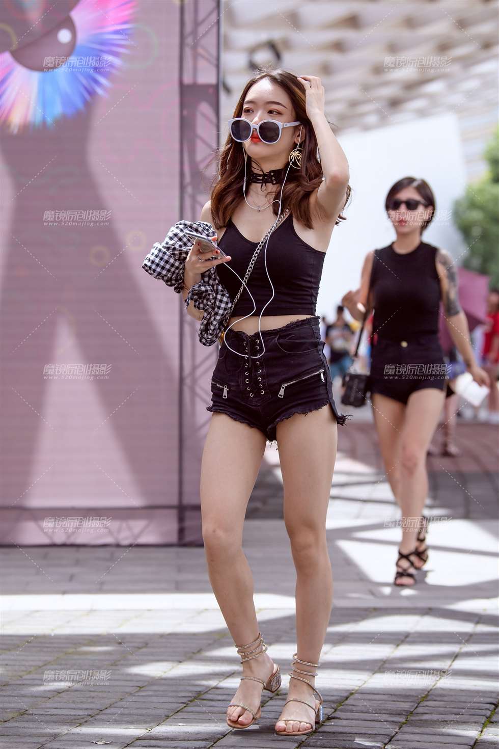 图片[1]-吊带热裤性感墨镜美女-街拍流行馆