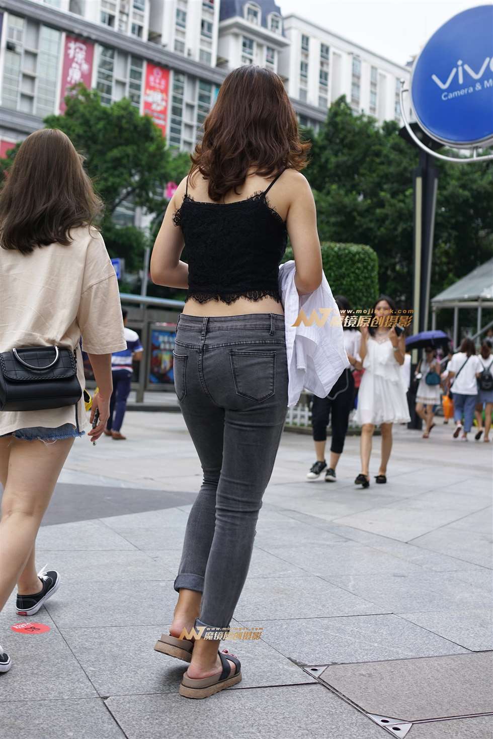 图片[1]-吊带背心-街拍流行馆