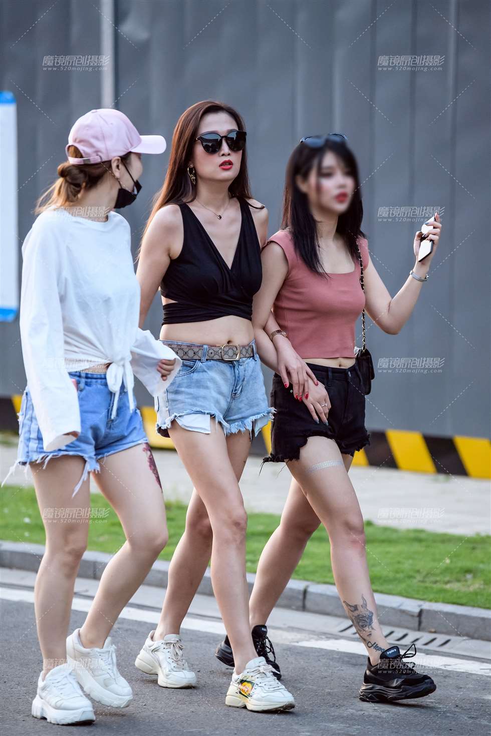 图片[1]-热裤大长腿美女-街拍流行馆