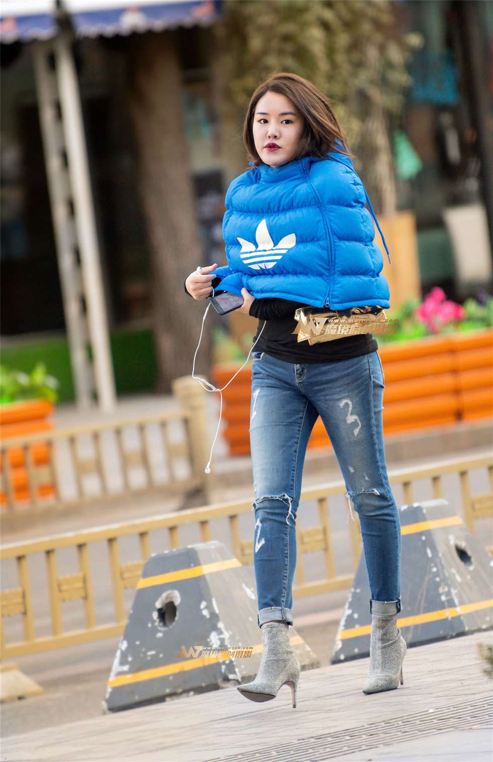 图片[1]-斗篷服紧牛仔高跟鞋，性感美女真俏丽-街拍流行馆