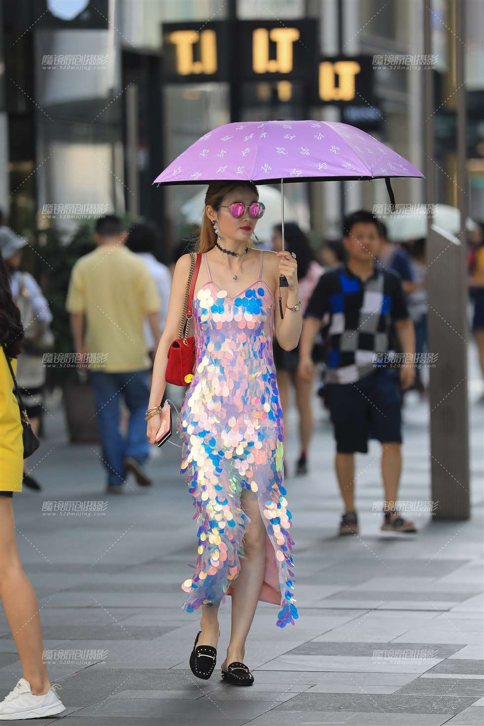 图片[1]-亮眼的长裙美眉-街拍流行馆