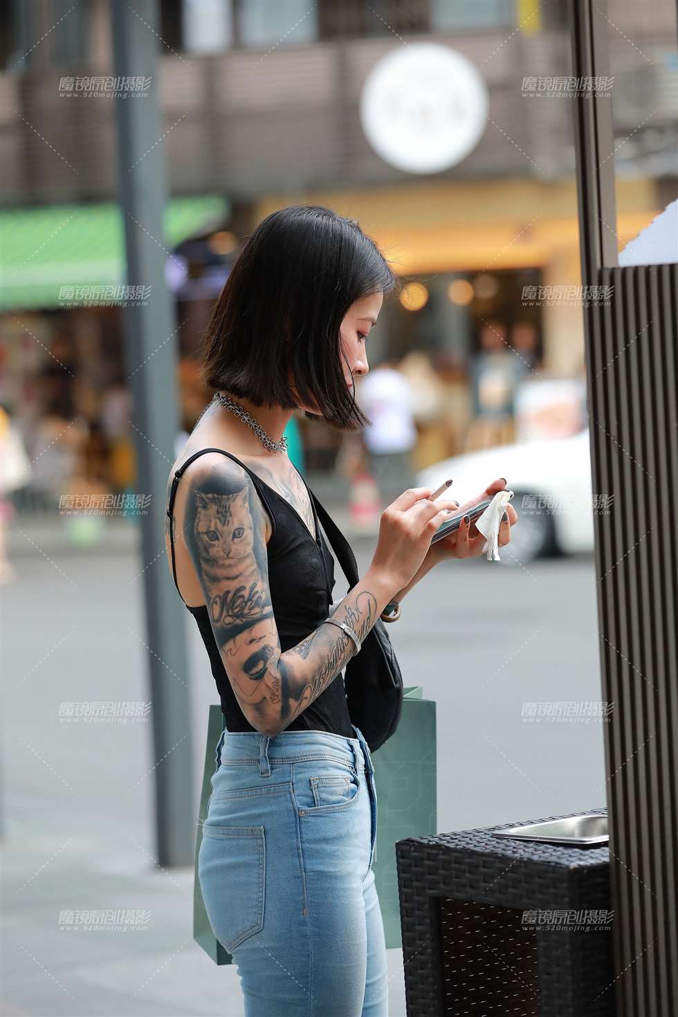 图片[1]-黑背心，紧牛小姐姐-街拍流行馆