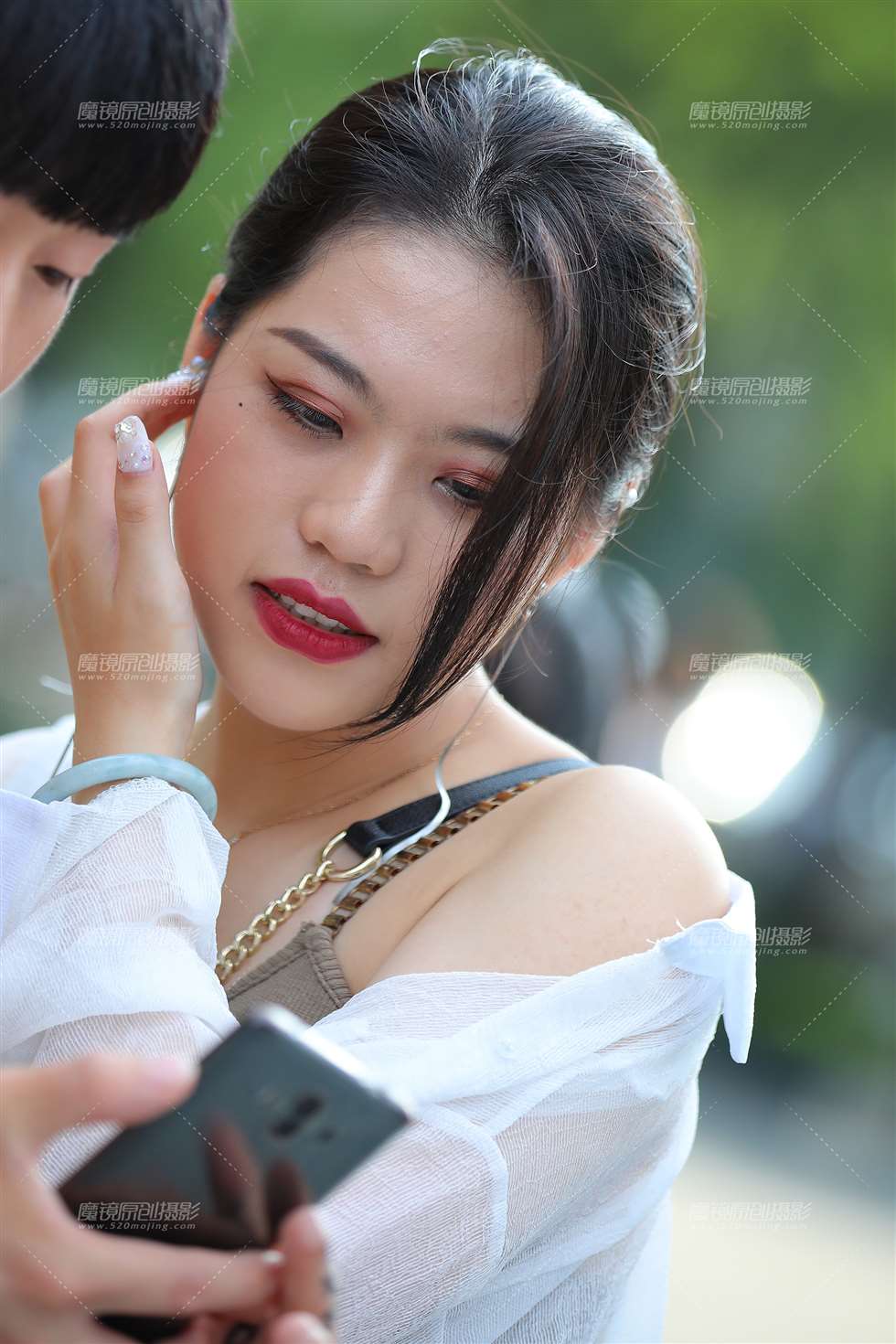 图片[1]-一直在徘徊的热裤月牙美眉-街拍流行馆