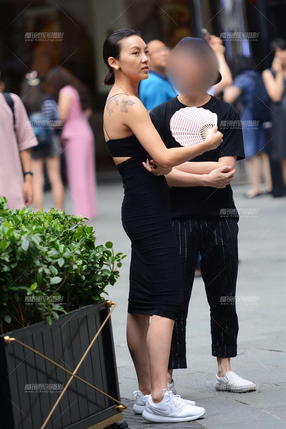 图片[1]-紧身黑裙-街拍流行馆