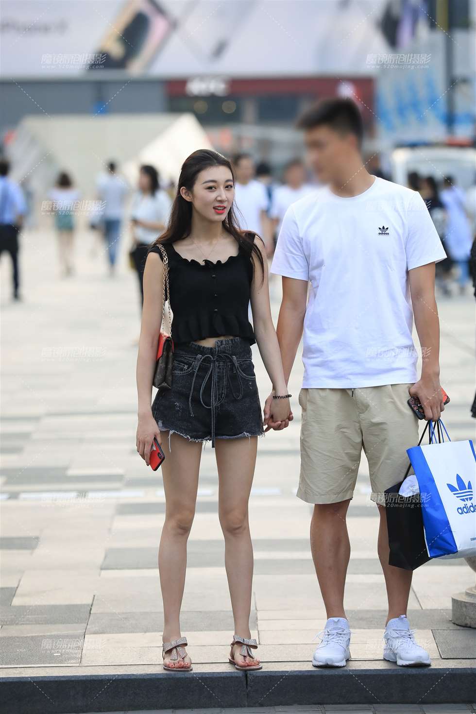 图片[1]-漂亮长腿女友-街拍流行馆