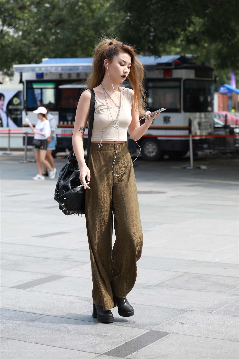 图片[1]-这女子，有点招架不住-街拍流行馆
