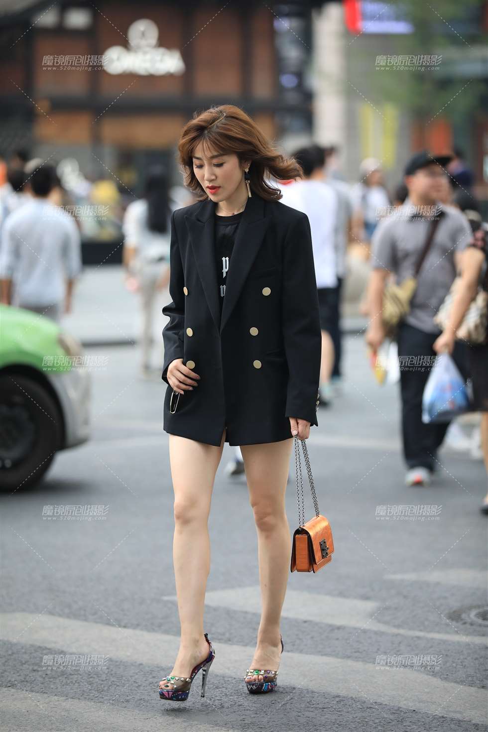 图片[1]-美腿配佳人-街拍流行馆