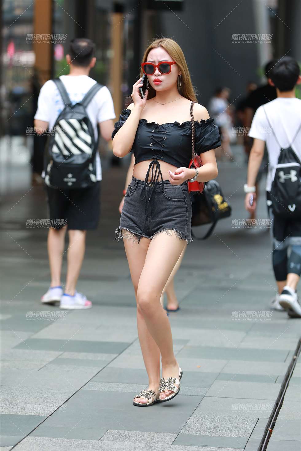 图片[1]-有点小肚腩的性感美女-街拍流行馆