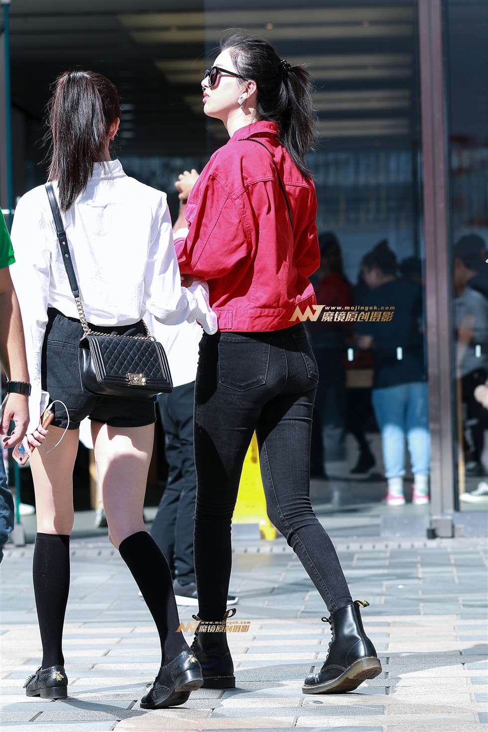 图片[1]-第1352篇高挑牛仔美女-街拍流行馆