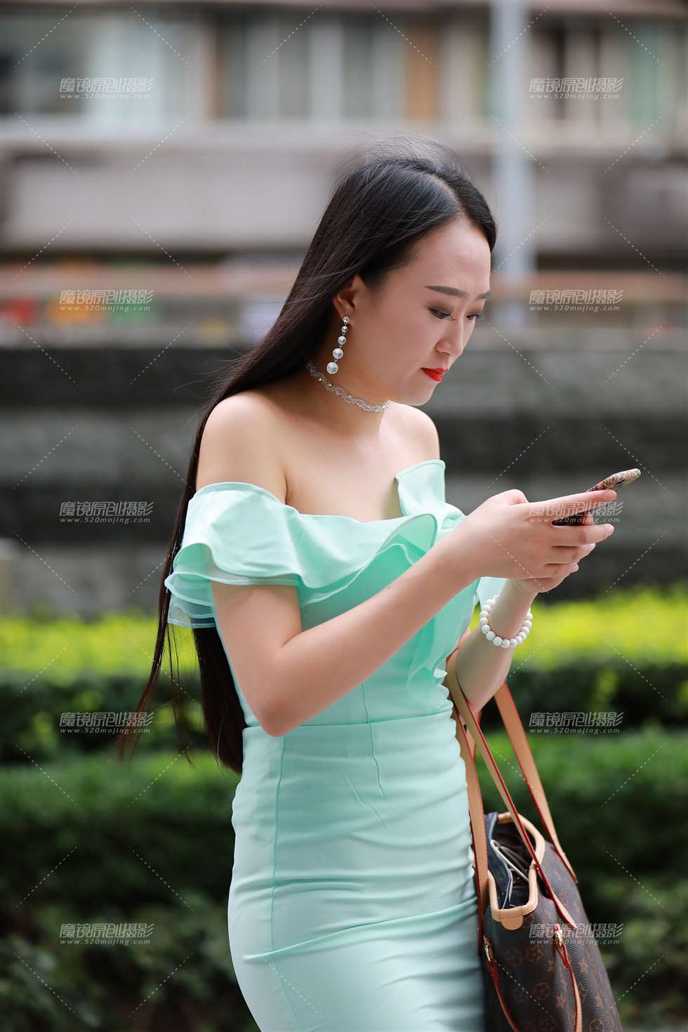 图片[1]-性感美女，在等谁呢-街拍流行馆
