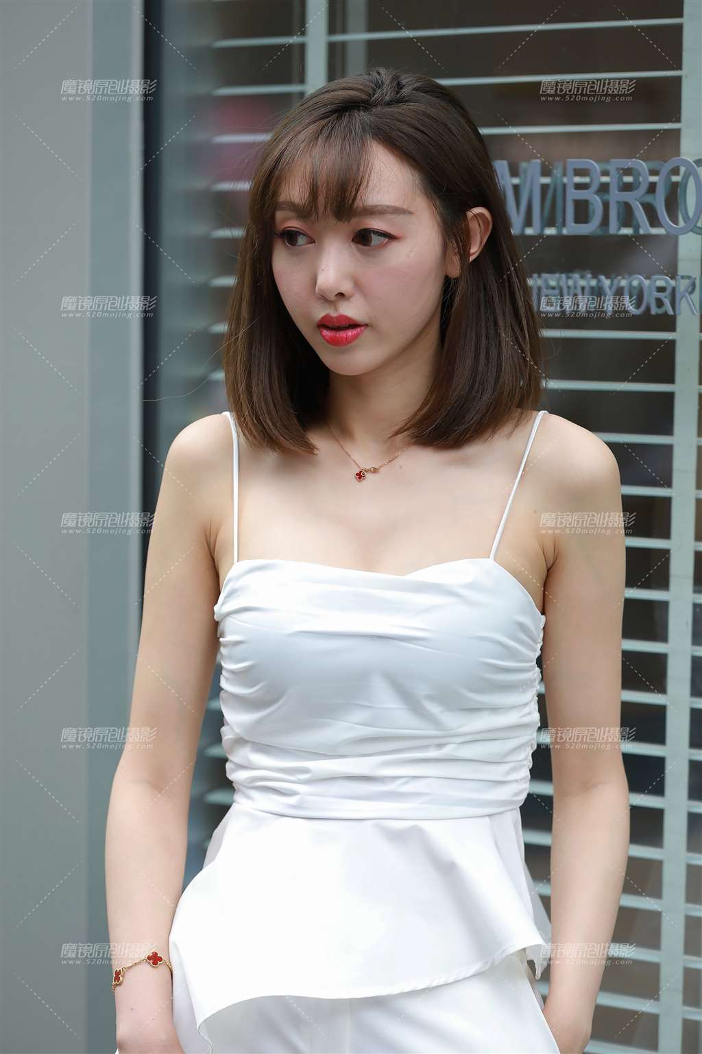 图片[1]-一身白衣装扮的淑女-街拍流行馆