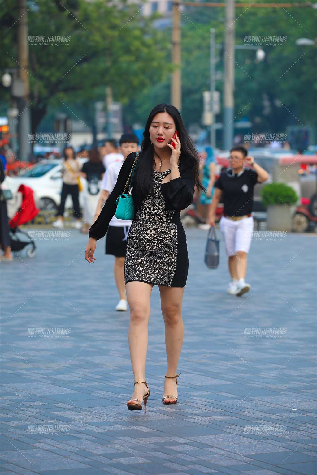 图片[1]-聊电话的包臀裙**-街拍流行馆