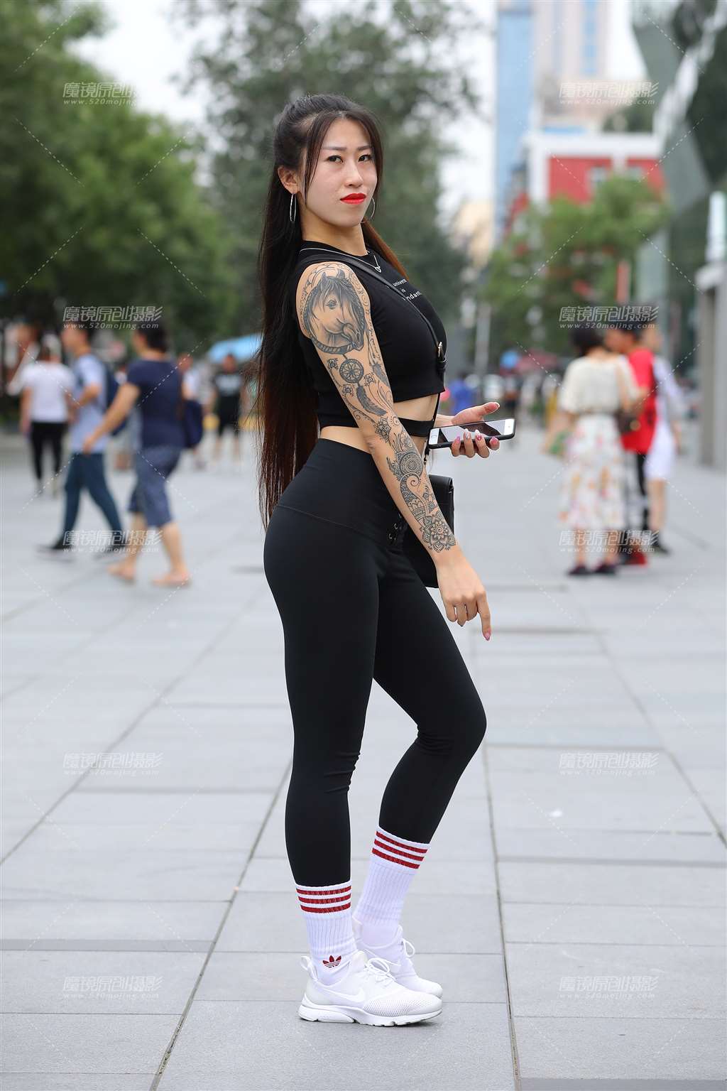 图片[1]-有纹身的健美裤女友-街拍流行馆