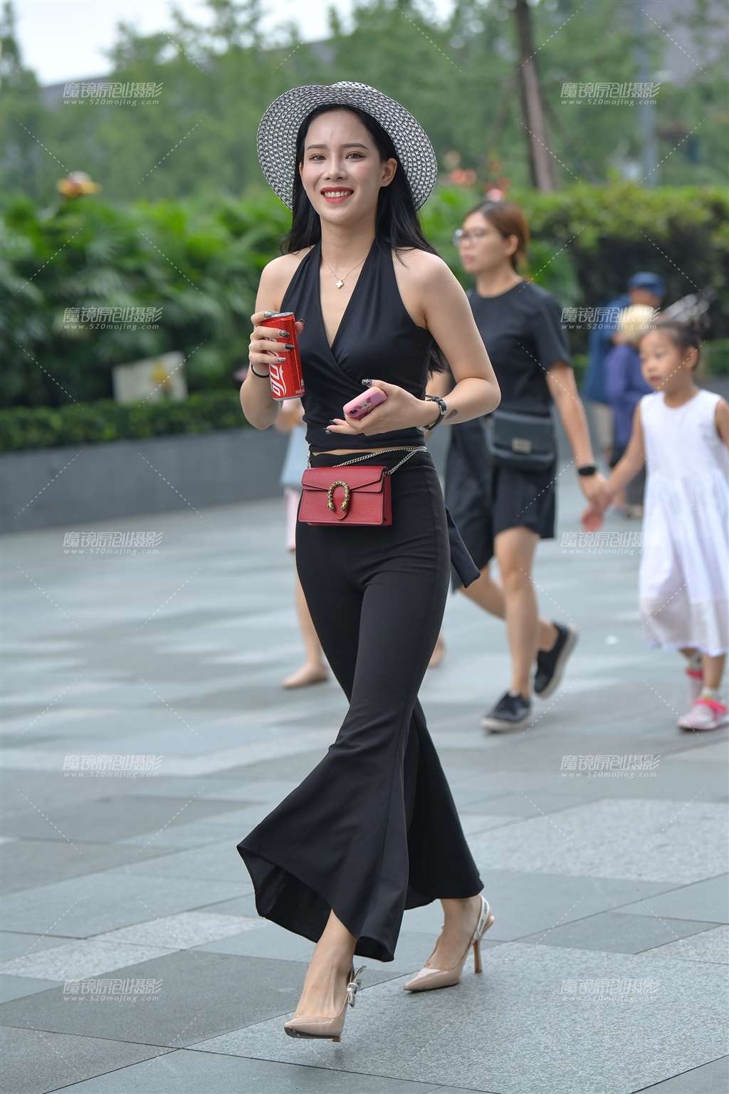 图片[1]-采访结束后的女主持-街拍流行馆