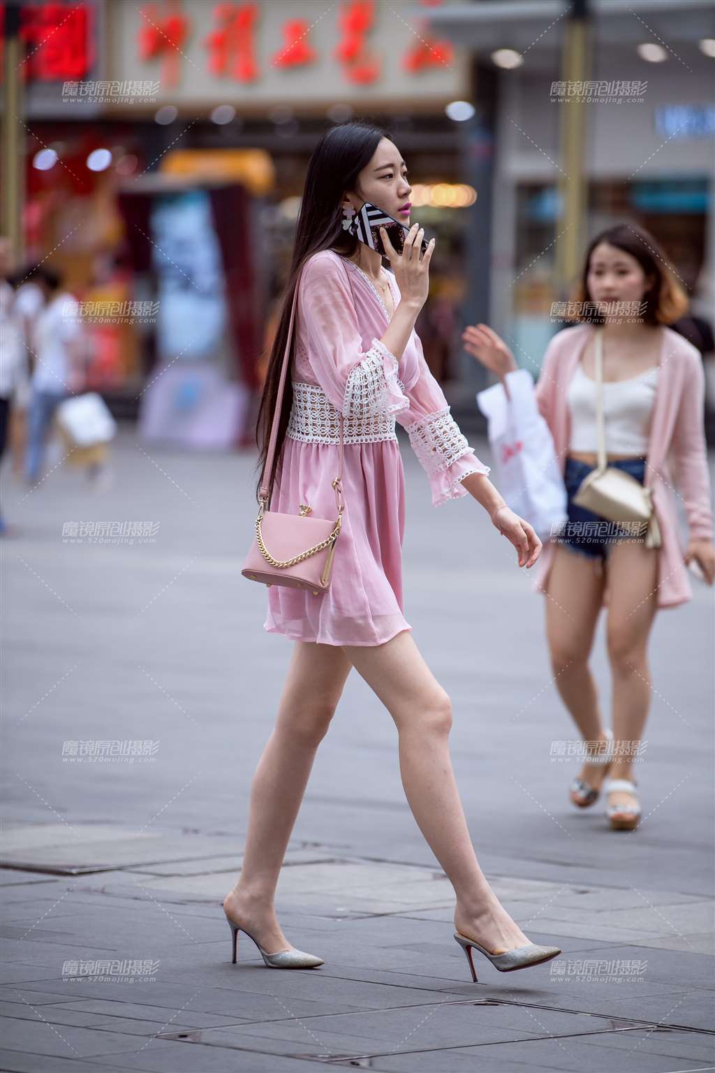 图片[1]-高跟凉拖大长腿**-街拍流行馆