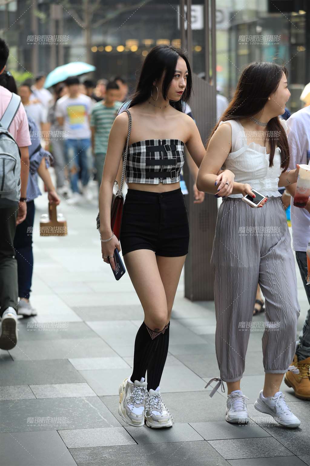 图片[1]-热裤小妹-街拍流行馆