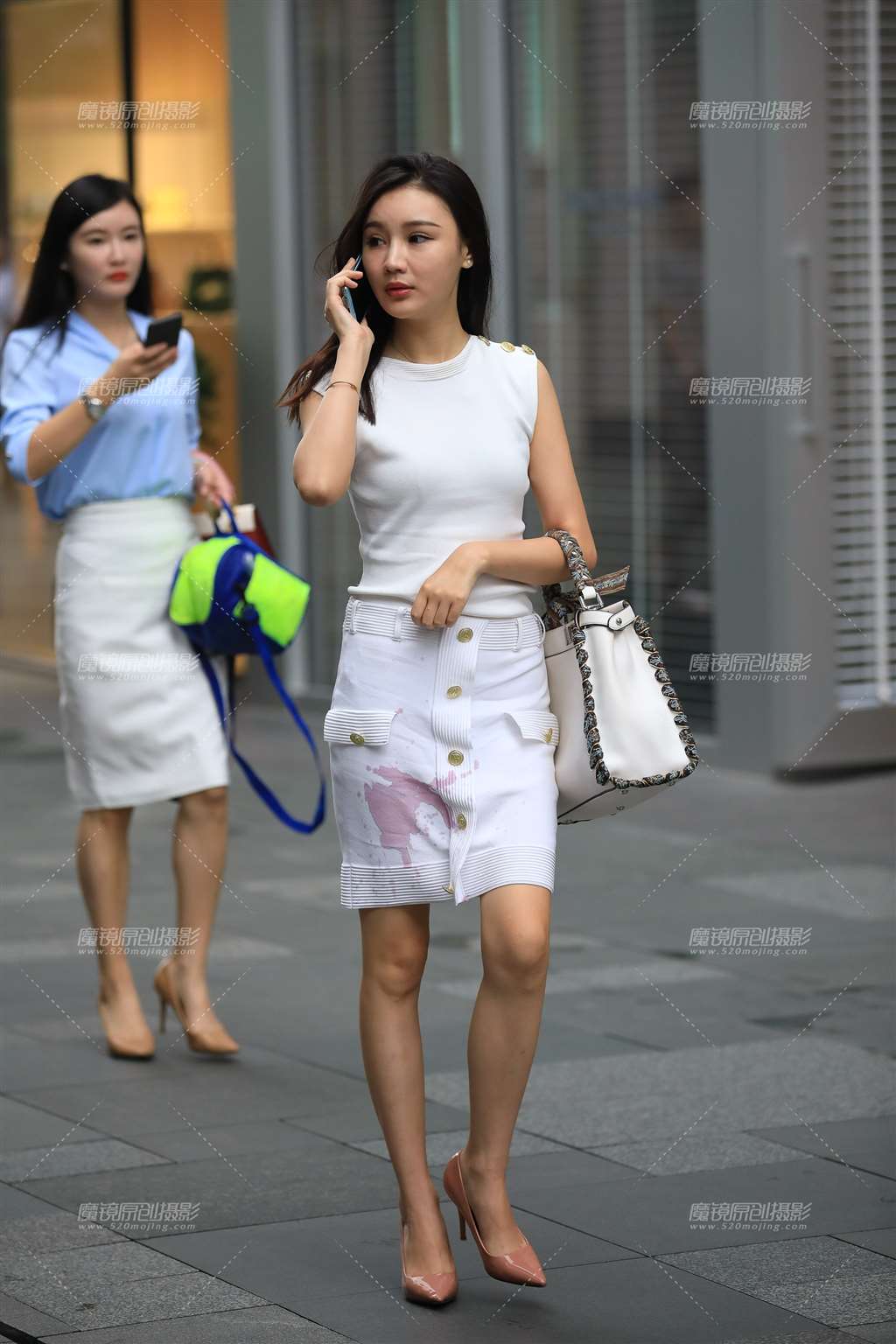 图片[1]-两个职场美妇人-街拍流行馆
