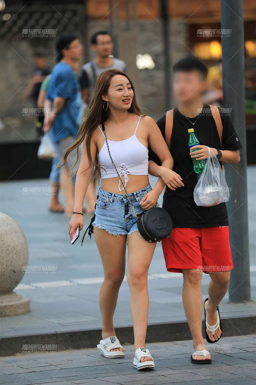 图片[1]-热裤 专为月牙而生-街拍流行馆