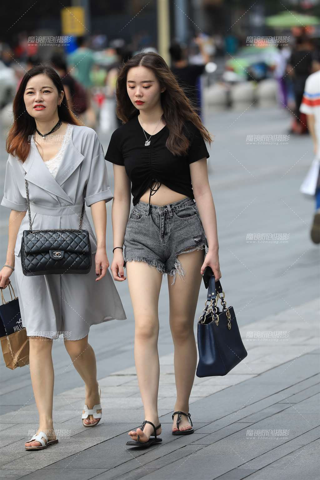 图片[1]-白嫩美腿小妹-街拍流行馆
