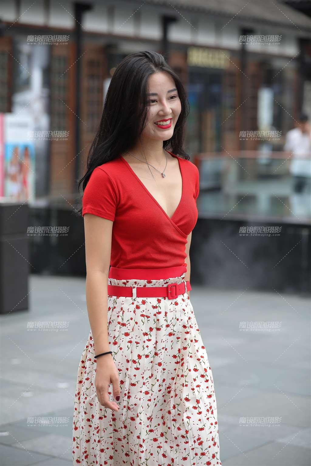图片[1]-美女今天心情不错-街拍流行馆