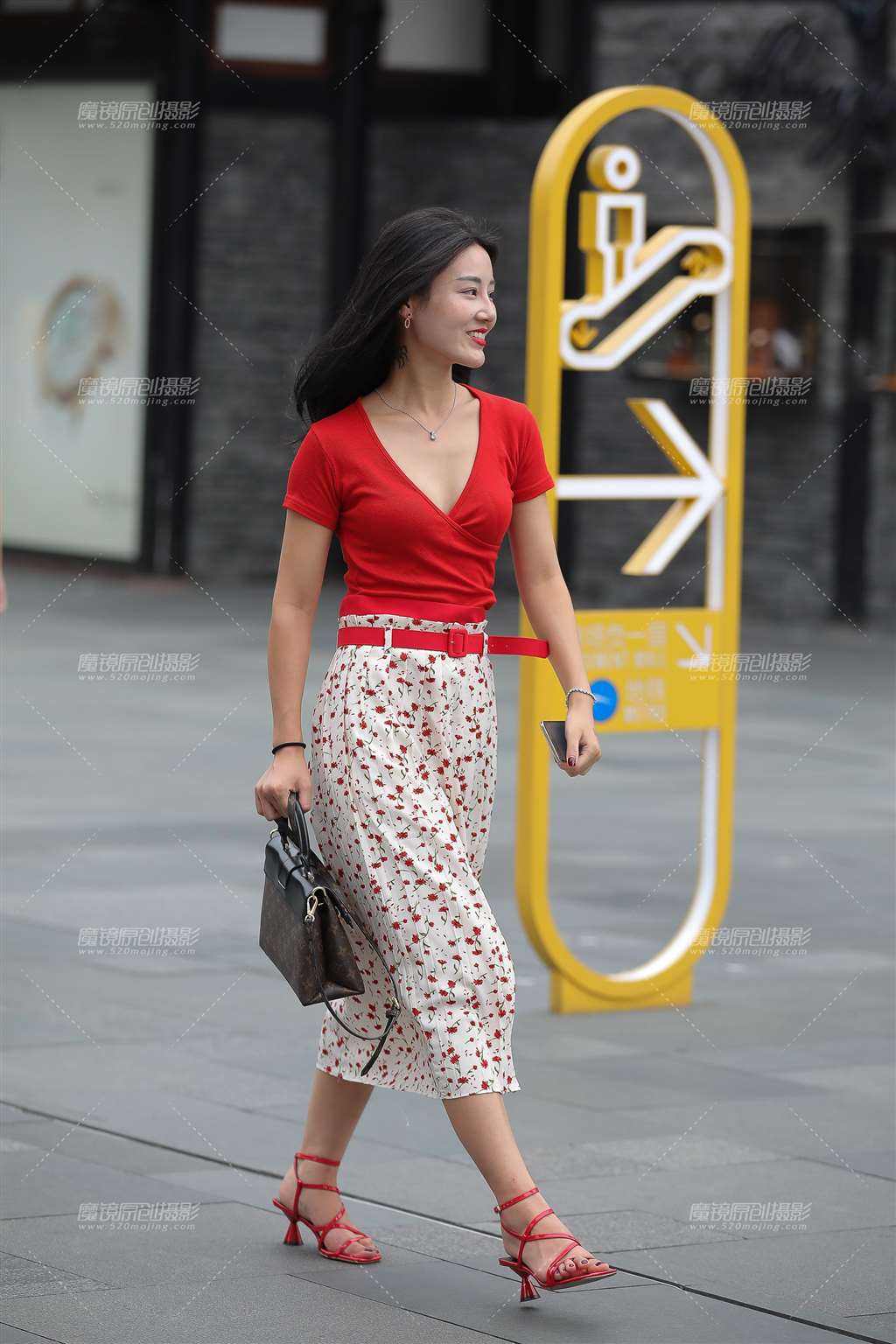 图片[2]-美女今天心情不错-街拍流行馆
