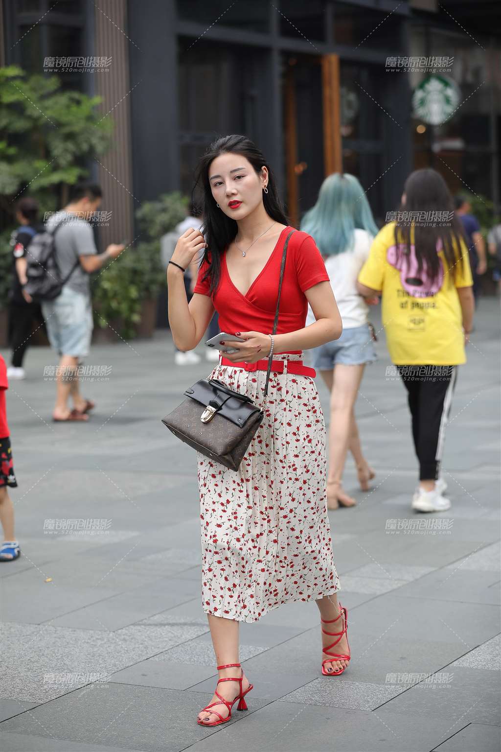 图片[4]-美女今天心情不错-街拍流行馆