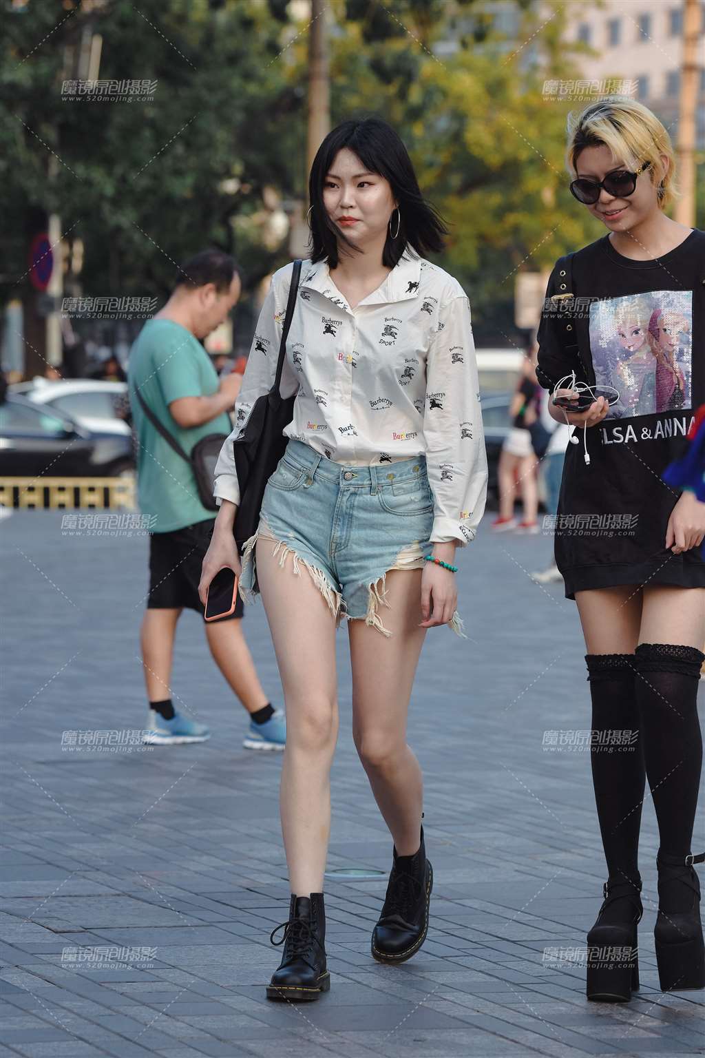 图片[1]-热裤长腿美女-街拍流行馆