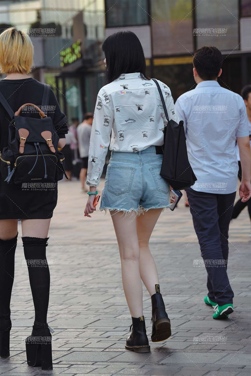 图片[2]-热裤长腿美女-街拍流行馆