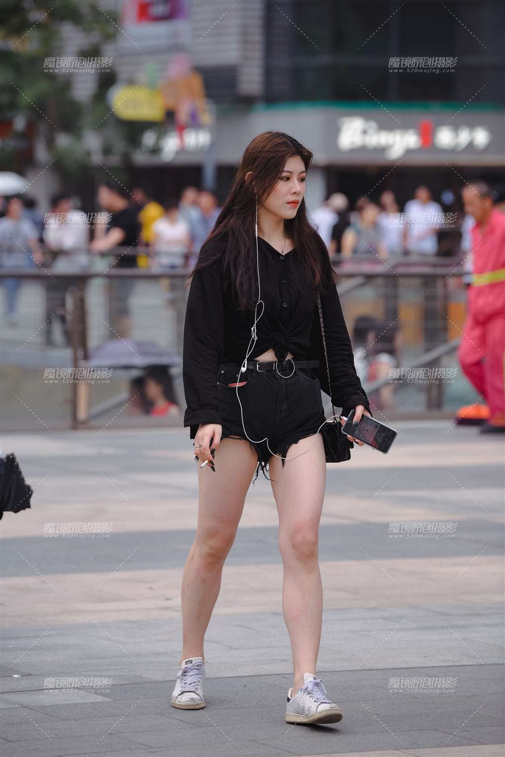 图片[1]-热裤长腿美女-街拍流行馆