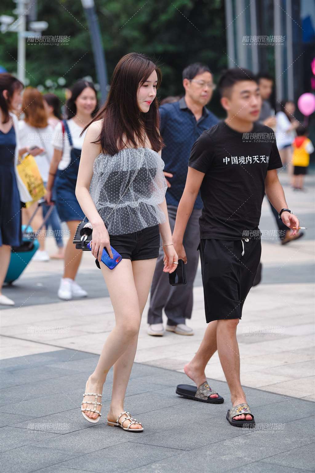 图片[1]-裹胸热裤美腿-街拍流行馆