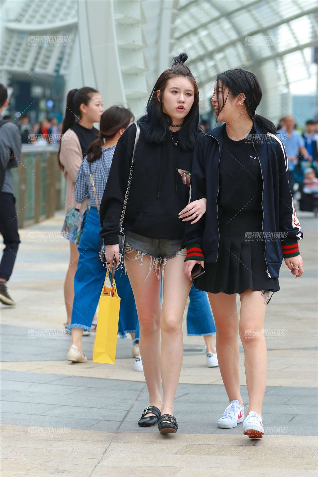 图片[1]-卫衣搭配热裤，到底冷还是热呢-街拍流行馆