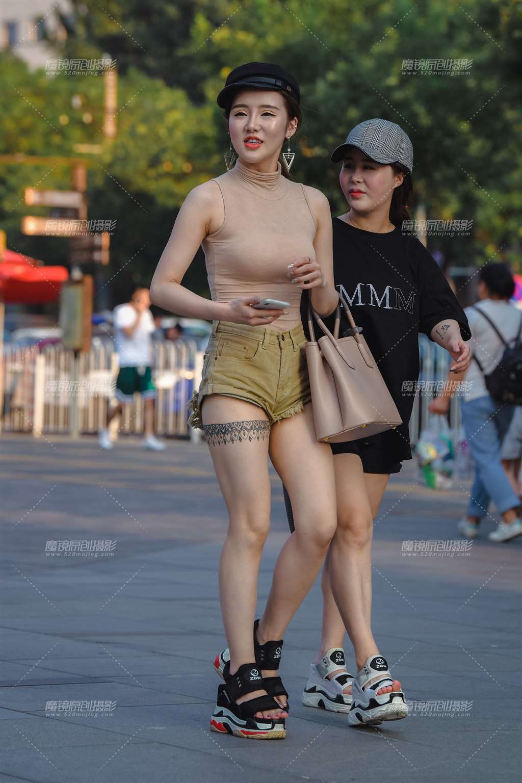 图片[1]-浅绿热裤大白腿-街拍流行馆