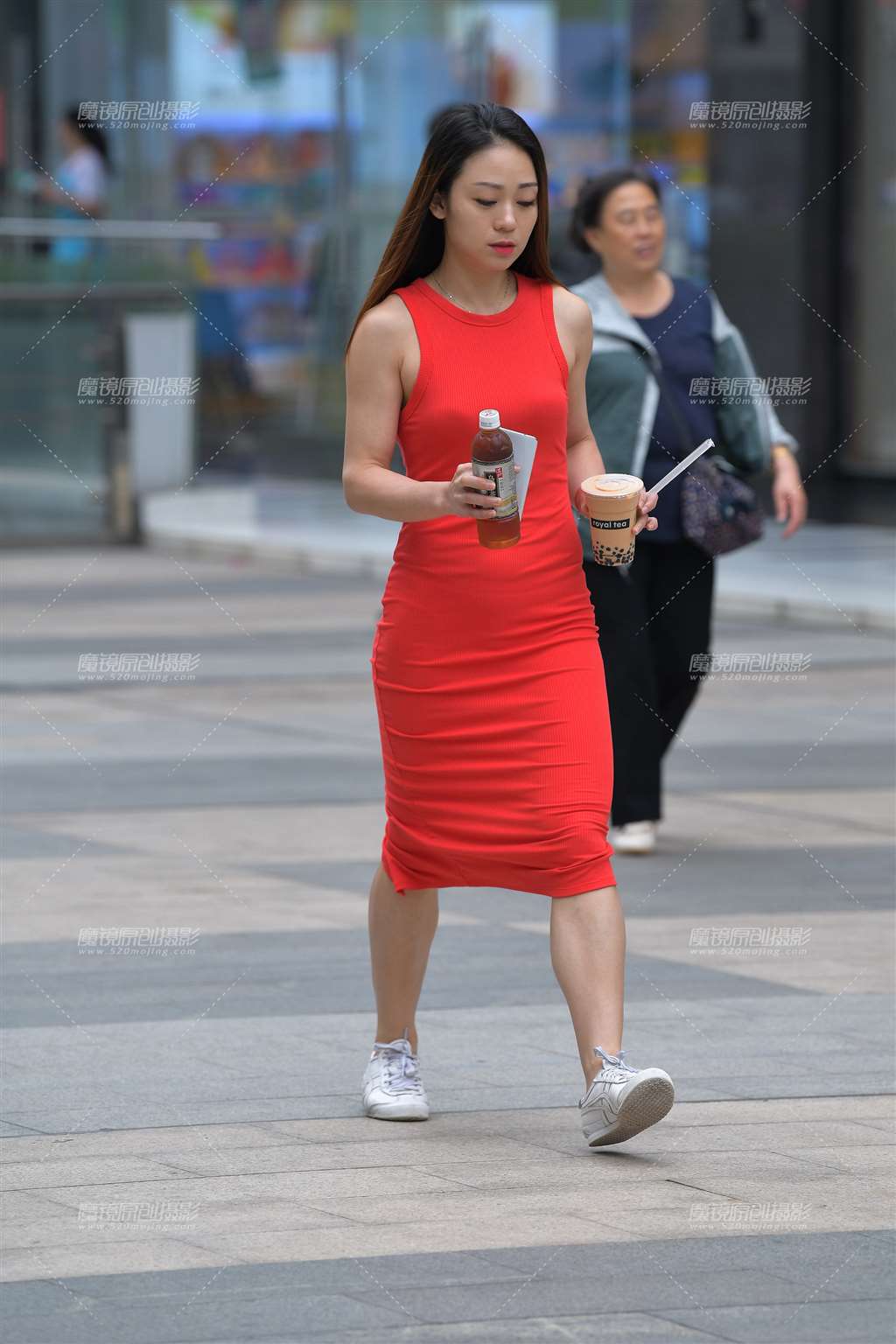 图片[1]-大红色，紧身包臀**-街拍流行馆